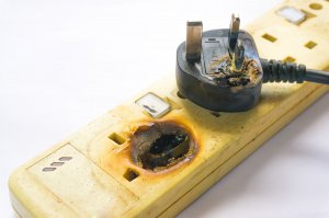 3 pin plug electrical fire